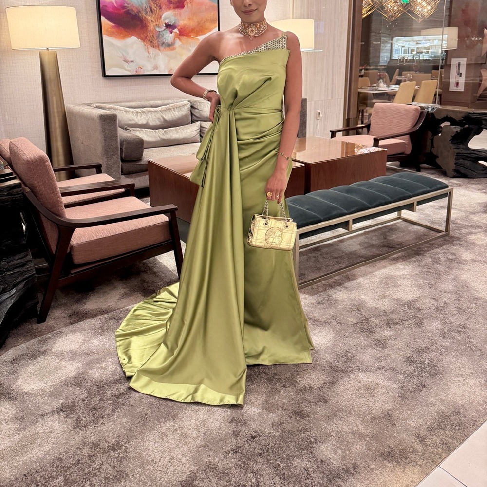Elegant Green One-Shoulder Evening Gown
